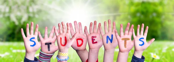 Παιδιά Χέρια Οικοδόμηση Πολύχρωμο Μαθητές Αγγλική Λέξη Ηλιόλουστο Πράσινο Λιβάδι — Φωτογραφία Αρχείου
