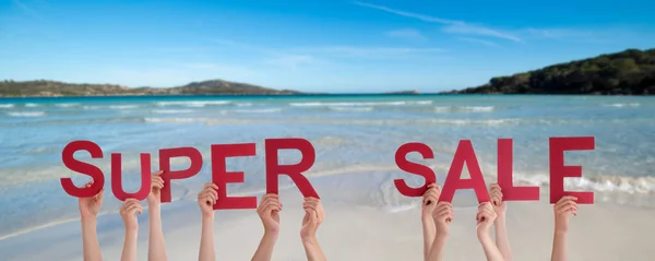 人或人的手建设英语单词超级销售 夏季海 滩背景 — 图库照片