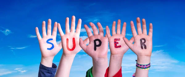 Mani Dei Bambini Costruzione Variopinta Parola Inglese Super Cielo Blu — Foto Stock