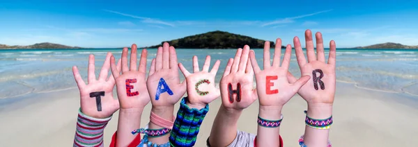 Crianças Mãos Construindo Colorido Inglês Word Teacher Oceano Verão Mar — Fotografia de Stock