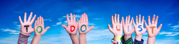 Kinderen Handen Bouwen Kleurrijke Engels Woord Doen Lijst Blauwe Lucht — Stockfoto