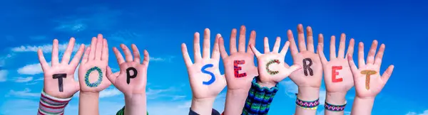 Kinderen Handen Bouwen Kleurrijk Engels Woord Top Secret Blauwe Lucht — Stockfoto