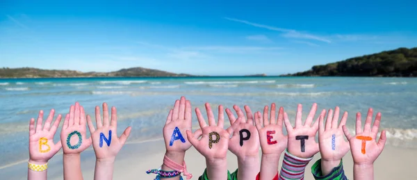 Crianças Mãos Construindo Palavra Colorida Bon Appetit Oceano Verão Mar — Fotografia de Stock