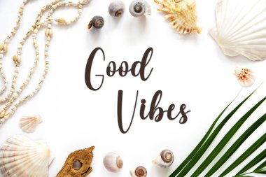 Beyaz Yaz Yatağı, Top View, Deniz kabukları ve bitkilerle süslenmiş,