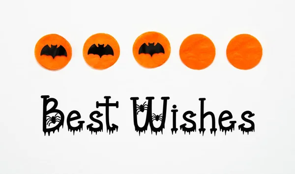 Bílé Halloween Pozadí Oranžovými Tečkami Černými Netopýry Text Přání — Stock fotografie