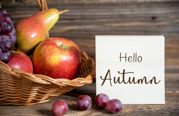 Осенний декор с грушами, яблоками и виноградом, День благодарения фон, осень сезон и текст Hello Autumn