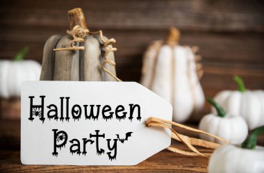 Pumpkins ile Sonbahar Dekorasyonu, Etiket Metin Cadılar Bayramı Partisiyle Kırsal Sonbahar Dekorasyonu
