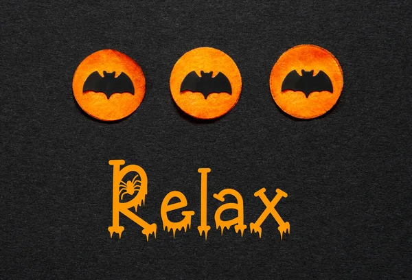 Černá Halloween Pozadí Třemi Oranžové Tečky Netopýry Text Relax — Stock fotografie