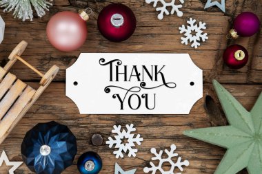 Beyaz tabelalı, taşralı ve şen şakrak bir Noel süslemesi.