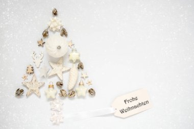 Noel süslemesinden çıkmış bir Noel ağacı ve Almanca 'dan gelen ve Weihnachten yazısıyla birlikte beyaz arka plan.