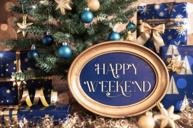 Oval Altın Çerçeve Mutlu Hafta Sonu, Mavi ve Altın Madalyalı Noel Ağacı Kış ve Noel Arkaplanı