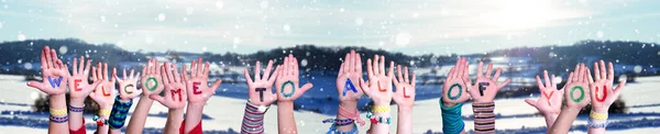 孩子们手握多姿多彩的英语词汇欢迎来到你们身边 白雪公主冬季风景与白雪公主背景 — 图库照片