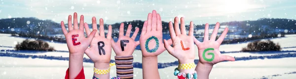 孩子们手中握着五彩缤纷的德语字谜意味着成功 白雪覆盖的冬季背景与雪景 — 图库照片