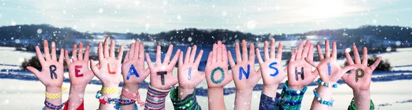 Kinderen Handen Bouwen Kleurrijke Engelse Word Relatie Witte Bobbie Winter — Stockfoto