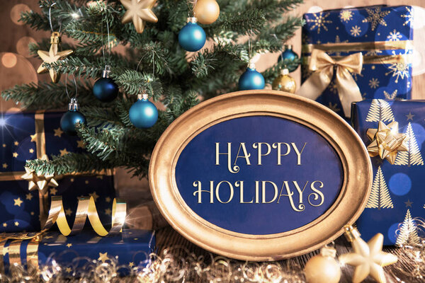 Овальная золотая рамка с текстом Счастливые праздники, голубые и золотые украшенные елки, как зима и Рождество фон