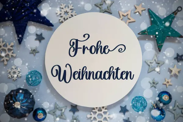 星が付いている青いクリスマスの装飾 クリスマス ボールおよび印はドイツ語のテキストと 英語のメリー クリスマスを意味します — ストック写真