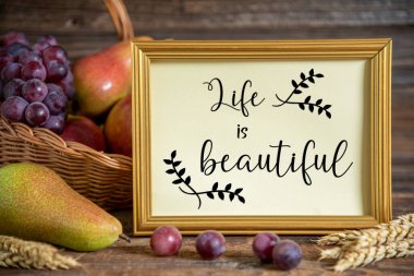Armut, Elma ve Üzümle Sonbahar Dekorasyonu, Şükran Günü Arkaplanı, Sonbahar Sezonu ve Metin Hayat Güzel, Hayat Alıntısı