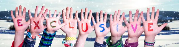 孩子们手握多彩的英语单词专有名词 白雪覆盖的冬季背景与雪景 — 图库照片