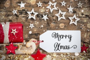 Kırmızı Hediyeli Tahta Kızak ve Mutlu Noeller yazılı etiketli Kırsal Karlı Noel Arkaplanı