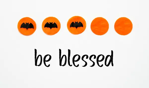 Bílé Halloween Pozadí Oranžovými Tečkami Černými Netopýry Text Být Požehnán — Stock fotografie