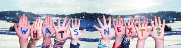 孩子们手握多彩的英语单词下一步是什么 白雪公主冬季风景与白雪公主背景 — 图库照片