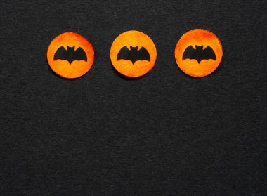 Yarasalı Üç Turuncu Noktalı Siyah Cadılar Bayramı Arkaplanı