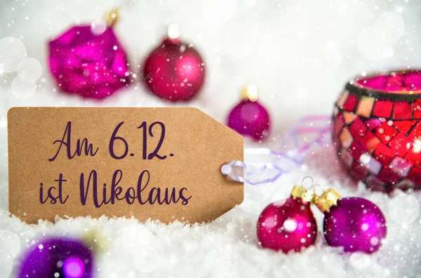 带有德语文本的标签A6 12月6日 在英语 紫色圣诞装饰 白雪和冬季背景中 圣尼古拉 — 图库照片