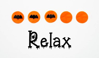 Beyaz Cadılar Bayramı Arkaplanı Turuncu Noktalar ve Siyah Yarasalar ve Metin Rahatlatıcı