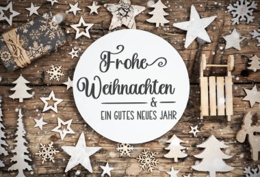 Almanca Metin Frohe Weihnachten Und Ein Gutes Neues Jahr, Mutlu Noeller ve mutlu yıllar demek İngilizce, Doğal Flatlay, Sürdürülebilir Noel Dekorasyonu, Çevre dostu Kış Arkaplanı