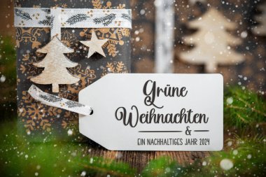 Alman metni Gruene Weihnachten Und Ein Nachhaltiges Jahr 2024, Yeşil Noel ve Sürdürülebilir Yıl 2024 İngilizce, Bir Etikette, Noel Hediyeleri, Karlı Eko Dost Kış Dekorasyonu