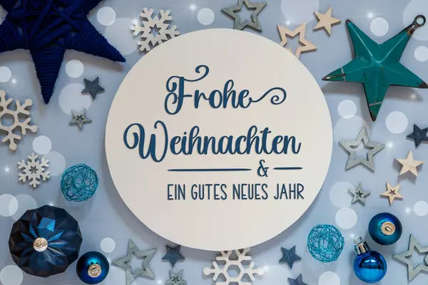 開始との青いクリスマスの装飾 クリスマス ボールおよび印はドイツ語テキスト フロイス テキストと署名します クリスマスと幸せな新年を意味します — ストック写真