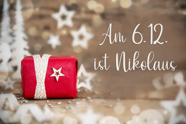 德文文本A6 在英语中 Ist Nikolaus的意思是快乐的Nikolaus 有圣诞礼物 木制背景 冬季或圣诞装饰 — 图库照片