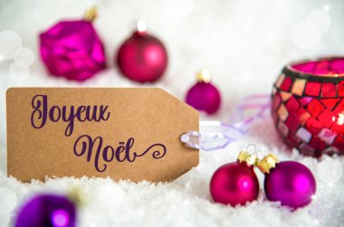 Fransız Mesajı Joyeux Noel, Mutlu Noeller, Mor Noel Baloları, Noel ve Kış Dekorasyonu ile Beyaz Kar Arkaplanı