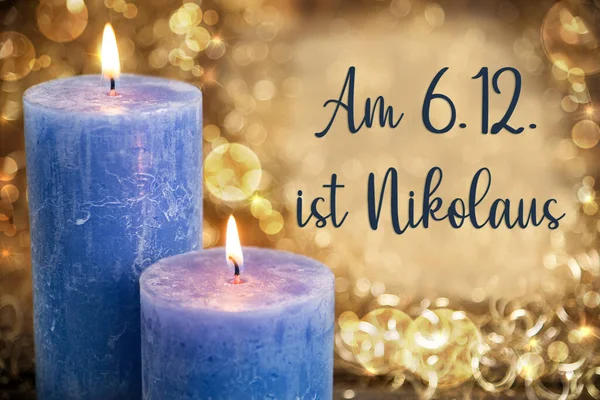 德文文本A6 12月6日在英语中 意思是 快乐的尼古拉 有蓝色的蜡烛 温暖舒适的冬季背景 金色的圣诞装饰 — 图库照片