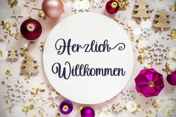 紫色のクリスマスの装飾 Bokeh Effect ドイツのテキストヘルツリヒのウィラニャが付いている祝日の背景 英語で歓迎する意味 — ストック写真