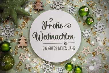 Almanca Metin: Frohe Weihnachten Und Ein Gutes Neues Jahr, Mutlu Noeller ve mutlu yıllar anlamına gelir İngilizce, Winter Flatlay, Yeşil Noel Dekorasyonu, Kar Altında Geçmiş
