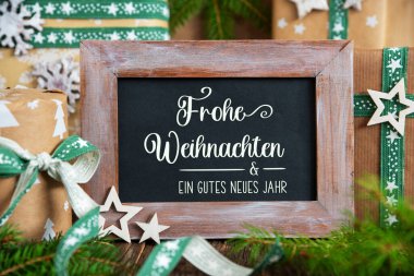 Almanca Yazı Frohes Fest Neues Jahr, Mutlu Noeller ve Mutlu Yıllar demek İngilizce, Yeşil, Sürdürülebilir Noel Dekoru, Çevre dostu Kış Arkaplanı