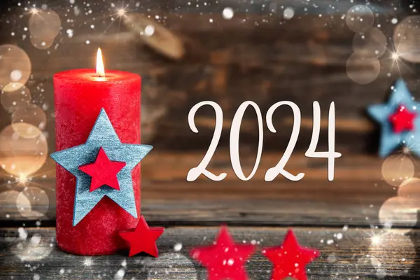 Κείμενο 2024 Ξύλινο Φόντο Κόκκινο Κερί Εορταστική Διακόσμηση Του Χειμώνα — Φωτογραφία Αρχείου