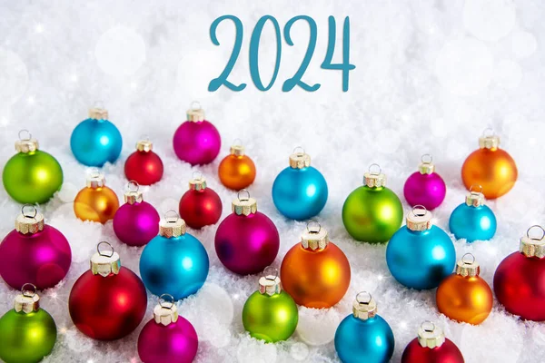 Κείμενο 2024 Στο Λευκό Χιόνι Πολλές Πολύχρωμες Μπάλες Χριστουγέννων Φόντο — Φωτογραφία Αρχείου