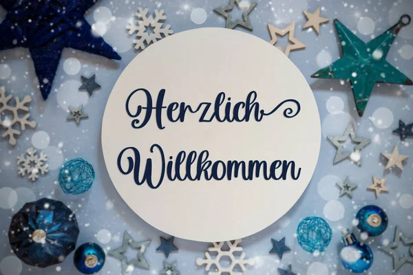 星が付いている青いクリスマスの装飾 クリスマス ボールおよび印はドイツのテキスト ヘルツィヒと 英語で歓迎することを意味します — ストック写真