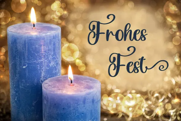 Frohes Fest Bedeutet Frohe Feiertage Auf Englisch Mit Blauen Kerzen Stockbild