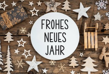 Almanca Metin Frohes Neues Jahr, İngilizcede Mutlu Yıllar, Ahşap Arka plan, Doğal Noel Dekoru, Kış Çevre dostu Flatlay