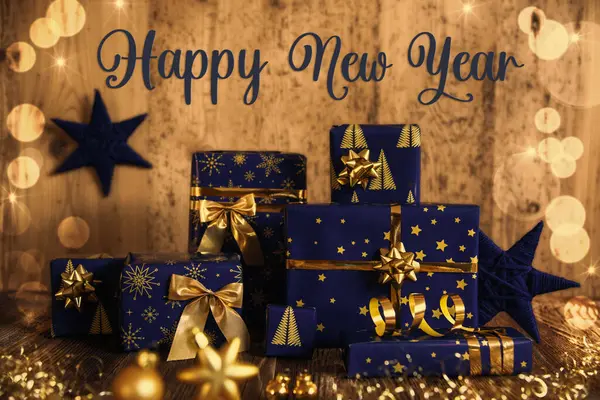 Text Frohes Neues Jahr Viele Blaue Weihnachtsgeschenke Weihnachtshintergrund Holz Winterdekor Stockbild