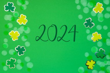 Metin 2024 ile Yeşil Düz Yat. Aziz Patrick Günü Dekorasyonlu Kağıt Arkaplan.