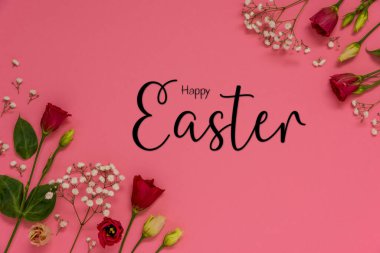 Kırmızı Güller ve Bahar Çiçekleri Düzenlemesi İngilizce Mutlu Paskalyalar. Pembe Arkaplan ve Düz Yerde.