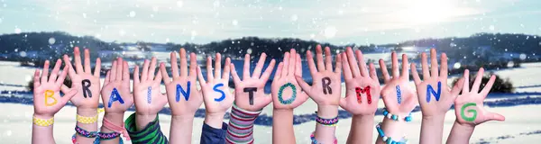 Kinderen Handen Bouwen Kleurrijk Engels Woord Brainstormen Witte Winter Achtergrond — Stockfoto