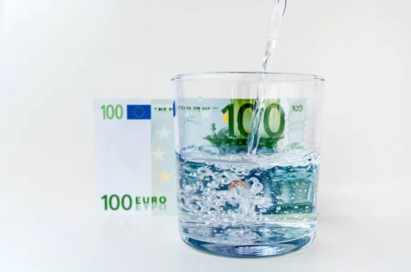 Acqua Spruzzata Dal Vetro Con Sfondo Banconota Euro Nel Concetto — Foto Stock