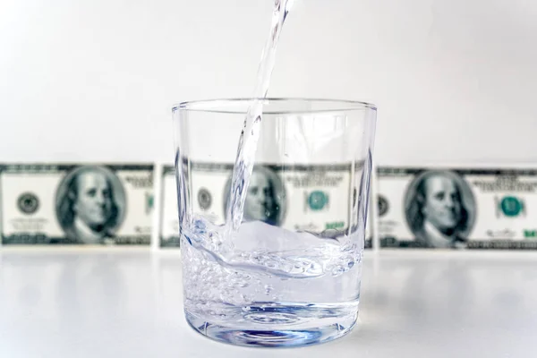 Rozprysk Wody Szkła Banknotami Dolarowymi Tło Koncepcji Wzrostu Gospodarczego — Zdjęcie stockowe