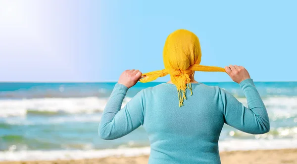 Mladík Zezadu Dává Hlavu Žlutý Šátek Protože Rakovinu Dívá Moře — Stock fotografie