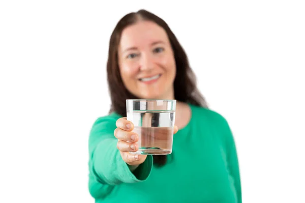 Bella Donna Sorridente Mentre Tiene Mano Bicchiere Acqua Con Sfondo — Foto Stock